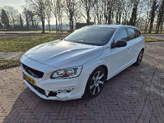 Schadeauto Volvo V-60 2.4 D6 Twin Engine 2015/12