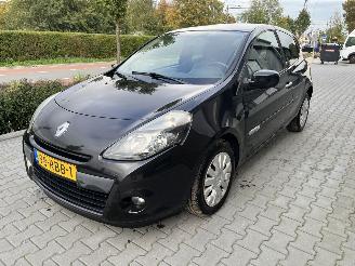 damaged passenger cars Renault Clio 1.5 dCi Parisienne 2011/4