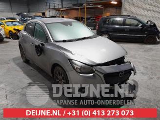 Coche siniestrado Mazda 2 2 (DJ/DL), Hatchback, 2014 1.5 SkyActiv-G 90 2015
