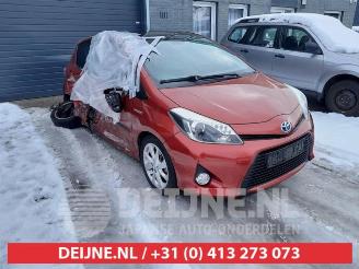 Vrakbiler auto Toyota Yaris Yaris III (P13), Hatchback, 2010 / 2020 1.5 16V Hybrid 2013/5
