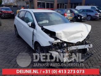 Vrakbiler auto Toyota Auris Auris (E18), Hatchback 5-drs, 2012 / 2019 1.8 16V Hybrid 2015/2