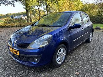 damaged passenger cars Renault Clio 1.4 16v Dynamique Line 2006/3