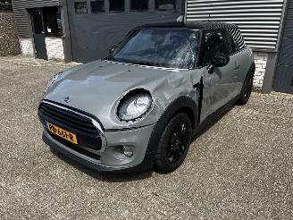 Schadeauto Mini Cooper 1.5i NAVI / CRUISE / PDC 2017/5