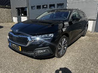 Schadeauto Skoda Octavia Combi 1.0 e-TSI AUTOMAAT / VIRTUAL COCKPIT 2023/12