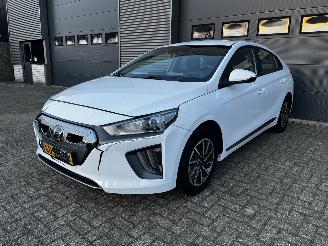 damaged passenger cars Hyundai Ioniq COMFORT EV 38kwH CAMERA / NAVI / CRUISE / PDC 2021/3