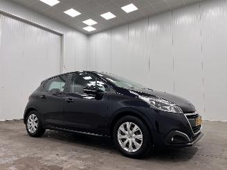 skadebil auto Peugeot 208 1.2 PureTech 5-drs Navi Airco 2017/10