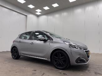 skadebil auto Peugeot 208 1.2 PureTech Signature 5-drs Navi Airco 2018/11