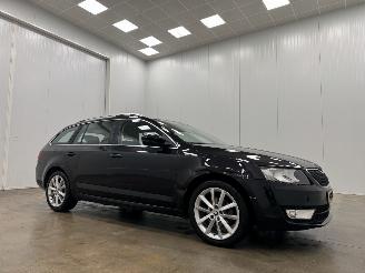 uszkodzony samochody osobowe Skoda Octavia Combi 1.6 TDI Ambition Panoramadak Navi Clima 2015/1