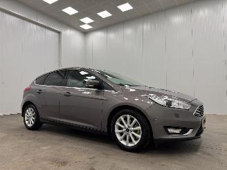 damaged passenger cars Ford Focus 1.5i Edition 5-drs Navi Clima 2015/10