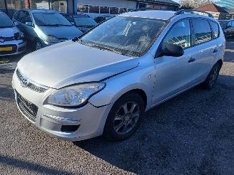 skadebil auto Hyundai I-30 i30 Crosswagon (WWH) Combi 1.6 CVVT 16V (G4FC-G) [93kW] 2009/2