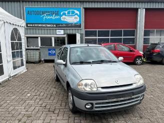 Coche siniestrado Renault Clio Clio II (BB/CB), Hatchback, 1998 / 2016 1.2 2000/6