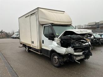 Schade vrachtwagen Iveco Daily 2.3 Koffer met laadklep 2020/4