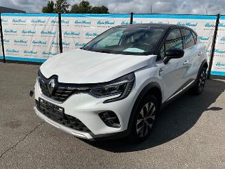 damaged passenger cars Renault Captur Techno 2023/7