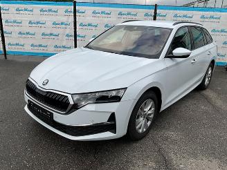 krockskadad bil auto Skoda Octavia 1.5 TSi Combi 2025/10
