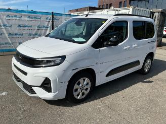 krockskadad bil auto Opel Combo 1.5 Life 2024/4