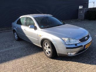 Vaurioauto  passenger cars Ford Mondeo  2004/1