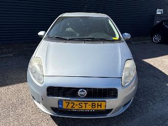 Fiat Grande Punto Grande Punto (199) Hatchback 2005 -1.2 Hatchback  Benzine 1.242cc 48kW (65pk) FWD 2005-10 (199AXA1; BXA1) 199A4000; EURO4 picture 2