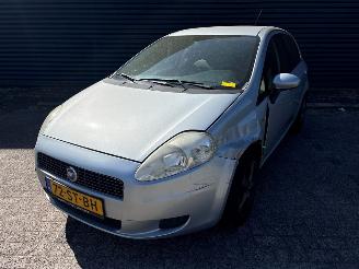 krockskadad bil auto Fiat Grande Punto Grande Punto (199) Hatchback 2005 -1.2 Hatchback  Benzine 1.242cc 48kW (65pk) FWD 2005-10 (199AXA1; BXA1) 199A4000; EURO4 2006/4