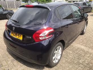 Peugeot 208  picture 8