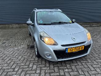 Vaurioauto  passenger cars Renault Clio  2012/1