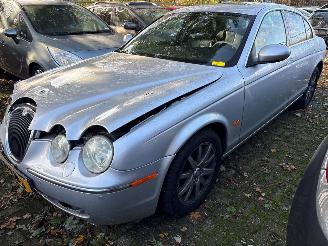 Auto incidentate Jaguar S-type Automaat - 3.0 benzine - S-type (X200) Sedan 1999 / 2008 - 3.0 V6 24V Sedan 4Dr Benzine 2.967cc 175kW (238pk) RWD 2001-10/2004-04 (X200) AJ; V6 2004/5