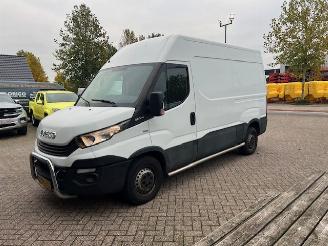 krockskadad bil bedrijf Iveco Daily 35S14 2.3d 352 L2H2 Himatic automaat Airco Klima EURO6 2018/2