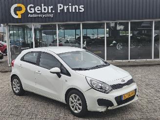 Vaurioauto  passenger cars Kia Rio 1.2 CVVT 16V Hatchback  Benzine 1.248cc 63kW (86pk) FWD 2014/3