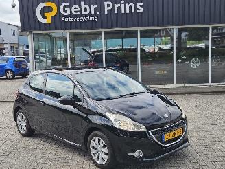 damaged passenger cars Peugeot 208 1.2 Vti 12V PureTech 82 Hatchback  Benzine 1.199cc 60kW (82pk) FWD 2013/1