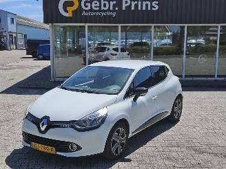 krockskadad bil auto Renault Clio 0.9 Energy TCE 90 12V Hatchback 4Dr Benzine 898cc 66kW (90pk) FWD 2015/5