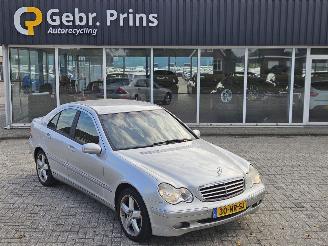 uszkodzony samochody osobowe Mercedes C-klasse 2.2 C-200 CDI 16V Sedan 4Dr Diesel 2.148cc 90kW (122pk) RWD 2004/1