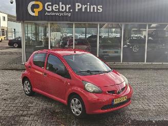 krockskadad bil auto Toyota Aygo 1.0 12V VVT-i Hatchback  Benzine 998cc 50kW (68pk) FWD 2006/4
