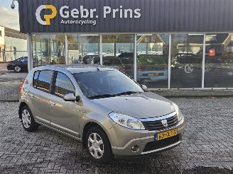 skadebil auto Dacia Sandero 1.2 16V Hatchback  Benzine 1.149cc 55kW (75pk) FWD 2010/2