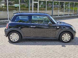 Mini Mini 1.6 16V One Hatchback  Benzine 1.598cc 72kW (98pk) FWD picture 3