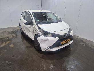 Damaged car Toyota Aygo 1.0 12V VVT-i Hatchback  Benzine 998cc 51kW (69pk) FWD 2016/6