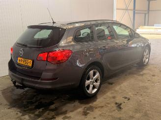 Voiture accidenté Opel Astra SPORTS TOURER 1.4 Turbo 16V Combi/o  Benzine 1.364cc 88kW (120pk) FWD 2011/3