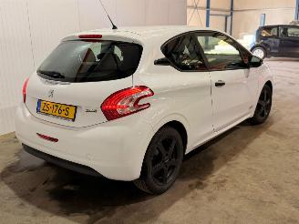 skadebil auto Peugeot 208 1.0 Vti 12V PureTech Hatchback  Benzine 999cc 50kW (68pk) FWD 2014/2