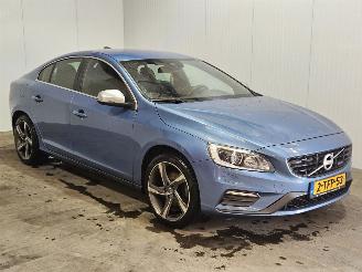 Voiture accidenté Volvo S-60 R-Design 1.6 DRIVe,D2 AUT Sedan 4Dr Diesel 1.560cc 84kW (114pk) FWD 2014/1