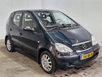 skadebil auto Mercedes A-klasse 1.4 A-140 AUTOMAAT Hatchback  Benzine 1.397cc 60kW (82pk) 2001/2