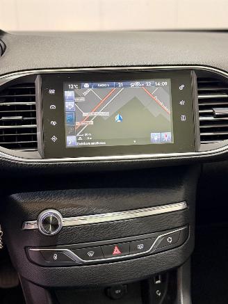 Peugeot 308 1.2 PureTech Blue Lease Executive picture 12