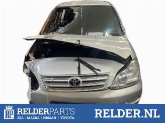 Vrakbiler auto Toyota Avensis-verso Avensis Verso (M20), MPV, 2001 / 2005 2.0 16V VVT-i D-4 2004/1