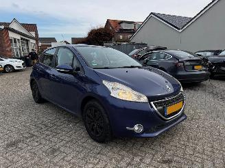 krockskadad bil auto Peugeot 208 1.2 VTi Active 2013/1