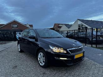 krockskadad bil auto Peugeot 308 1.2 VTi Active 2014/1