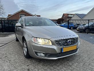 krockskadad bil auto Volvo V-70 2.0 T4 Inscription Edition 2015/9