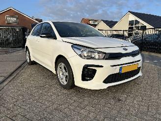 krockskadad bil auto Kia Rio 1.2 GT Line - dealer onderhouden | 2020/2