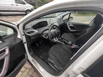 Peugeot 2008 1.2 PureTech Blue Lion picture 19