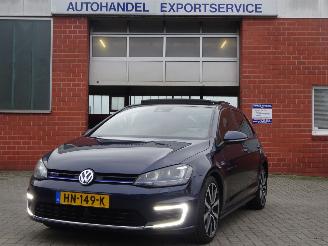 uszkodzony samochody osobowe Volkswagen Golf GTE Pug-in Hybride 110kw, Panorama, Lane assist 2015/12