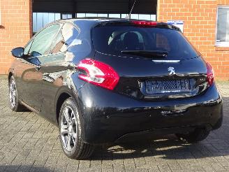 Peugeot 208 1.2i Intuitive, Leer, Navi-MMS, Cruise & Climate picture 5
