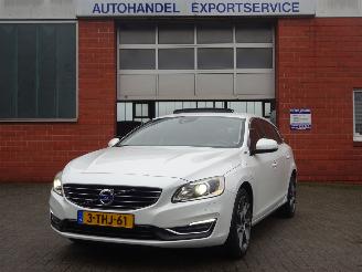 Avarii autoturisme Volvo V-60 D6 AWD Plug in Hybrid 158kw, Leer, Navi, Climate& Cruise 2014/2