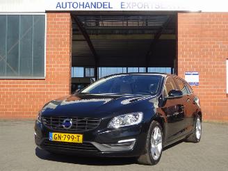 Voiture accidenté Volvo V-60 Momentum AWD Twin Engine, Leer 162kw Plug-in Hybride 2015/7