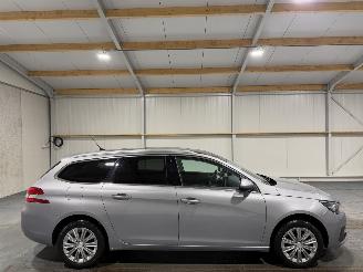 damaged passenger cars Peugeot 308 1.2 PureTech 96kW Automaat Leder Panoramadak Blue Lease Premium 2018/8